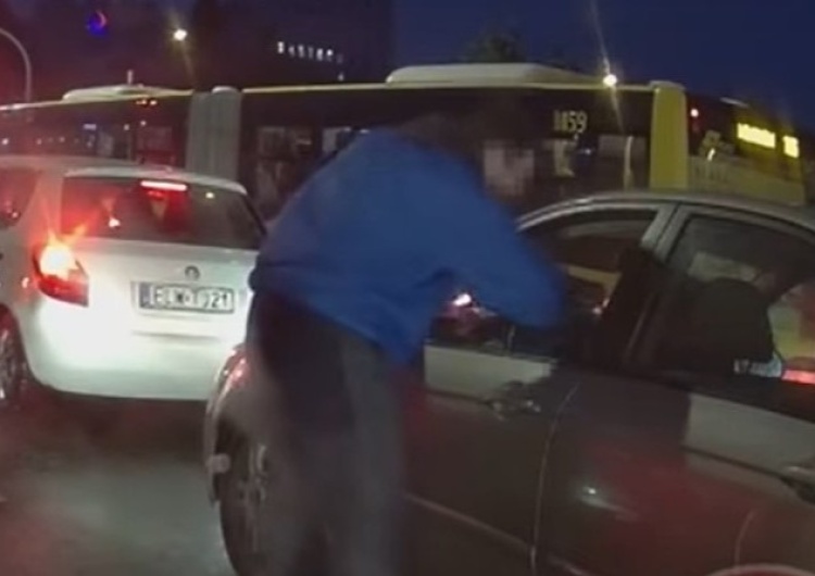 [VIDEO] Agresor zaatakował kierowcę na światłach. Takiej reakcji się nie spodziewał