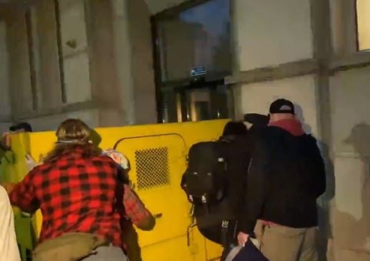  [video] Awantura pod Ministerstwem Aktywów. Aktywiści Greenpeace zablokowali wejście kontenerami