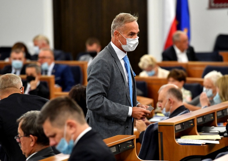 Senator PiS zagłosował z opozycją ws. ustawy medialnej. Teraz tłumaczy dlaczego