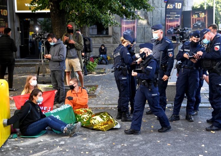 Greenpeace protestował pod ministerstwem. „Kilkanaście osób spiętych łańcuchami”