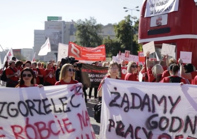  „Czerwony marsz” na ulicach Warszawy. Strajkują pracownicy sądów i prokuratury