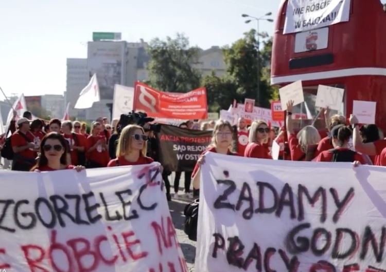 „Czerwony marsz” na ulicach Warszawy. Strajkują pracownicy sądów i prokuratury