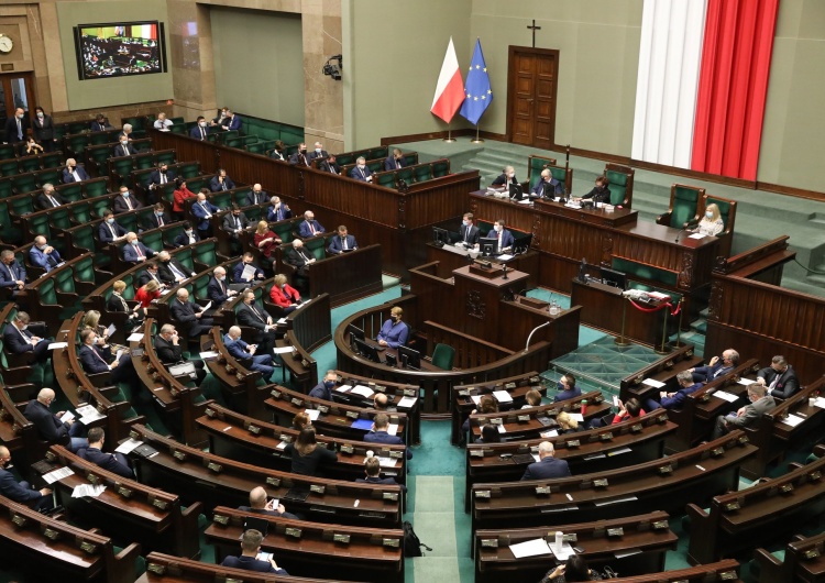  [SONDAŻ] PiS na czele, opozycja daleko w tyle, Porozumienie Gowina - 1 proc. poparcia