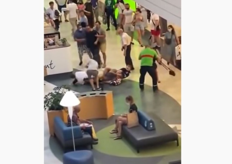  [video] Bójka w centrum handlowym w Warszawie. 