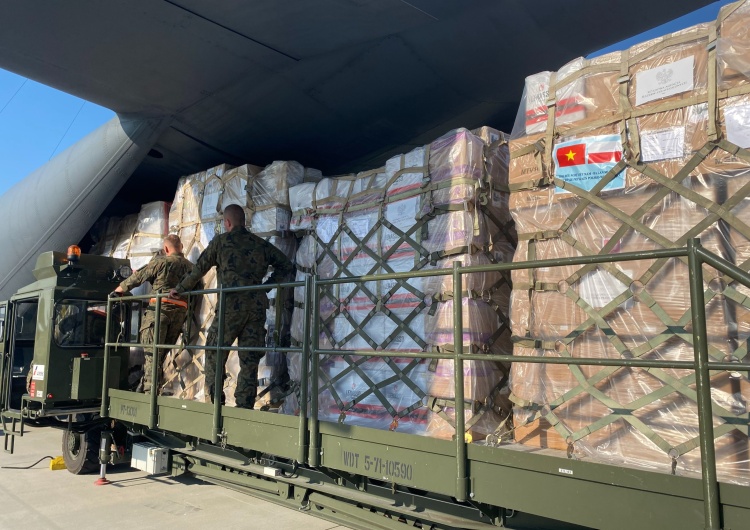 polska pomoc humanitarna dla Wietnamu Wietnam. Blisko 8 ton pomocy humanitarnej z Polski przyleciało do Sajgonu