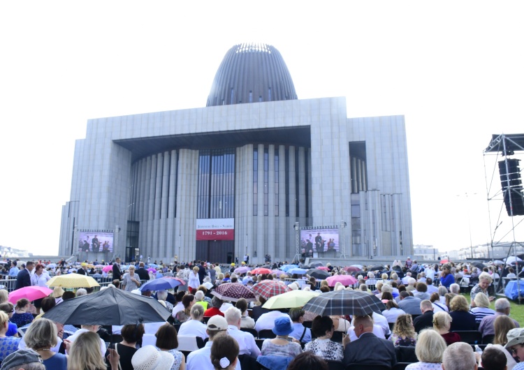 Świątynia Opatrzności Bożej Plac przed Świątynią Opatrzności Bożej jest już niemal w pełni wypełniony wiernymi