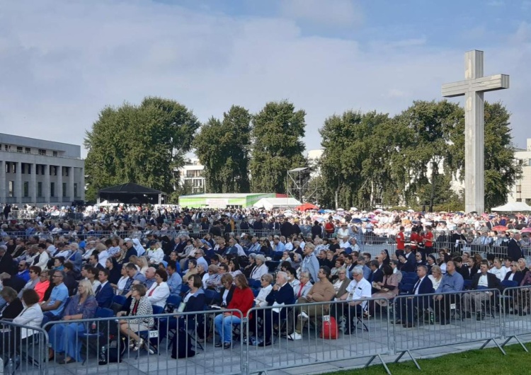 Tłumy osób przed Świątynią Opatrzności Bożej w Warszawie [foto] Warszawa w oczekiwaniu na beatyfikację: 