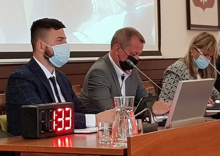 P.Jarasz: Zabrzańskie „lub czasopisma”. Nikt z radnych nie wiedział, kto i dlaczego usunął z ich dokumentu zapis o apolityczności rad dzielnic