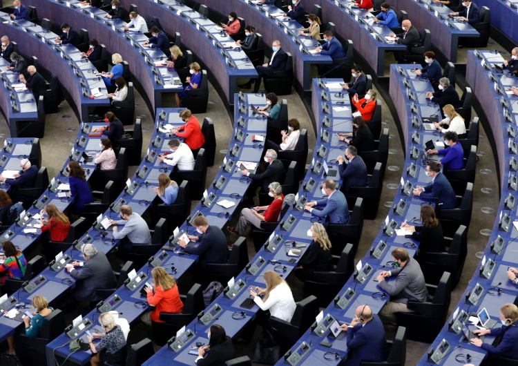 Europarlament przyjął rezolucję uderzającą w Polskę. Jak głosowali polscy europosłowie?