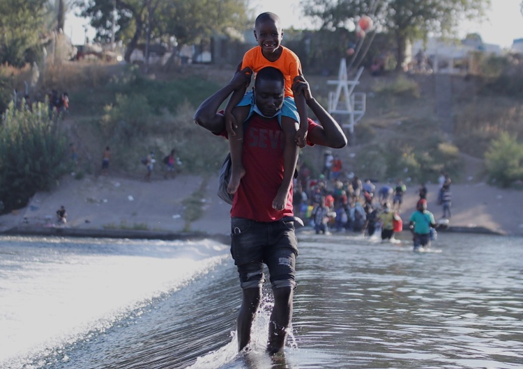 Haitian Migrants Cross the Rio Bravo Waiting for Asylum Ponad 10 tys. migrantów koczuje na granicy USA z Meksykiem. Grozi im katastrofa humanitarna