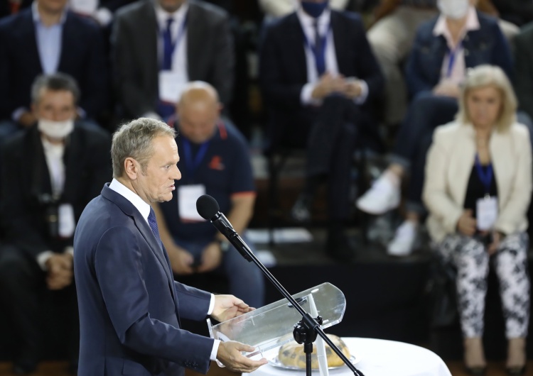 Donald Tusk Rzecznik PiS o propozycji Tuska ws. konstytucji: Władze PiS zajmą się tematem