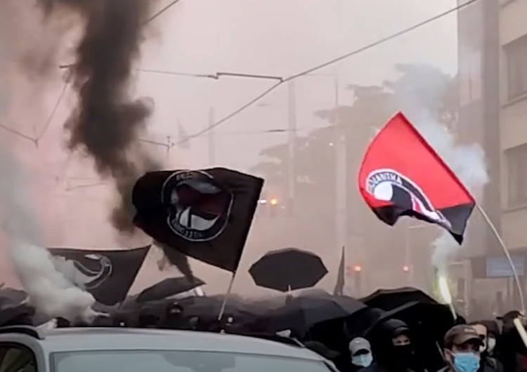 zamieszki Antify w Lipsku [VIDEO] Płonące barykady w Lipsku. Zamieszki lewackich bojówkarzy w obronie podejrzanej o przemoc ekstremistki