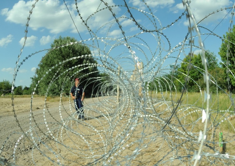 zwoje drutu ostrzowego Wg. mediów Agory polski płot na granicy