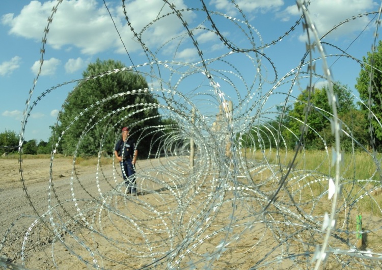 zwoje drutu ostrzowego Wg. mediów Agory polski płot na granicy 