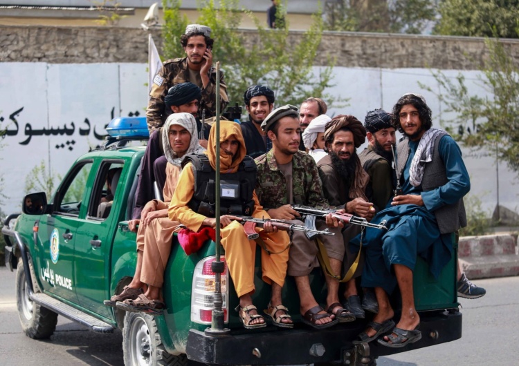 talibański patrol Afganistan. Talibowie powiesili ciało człowieka na dźwigu w mieście Herat
