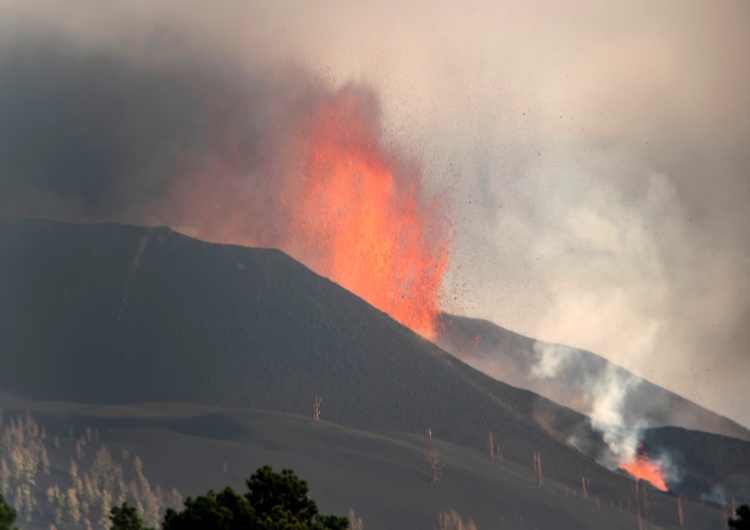 erupcja wulkanu Cumbre Vieja na wyspie La Palma W Hiszpanii pojawili się „negacjoniści wulkanu”