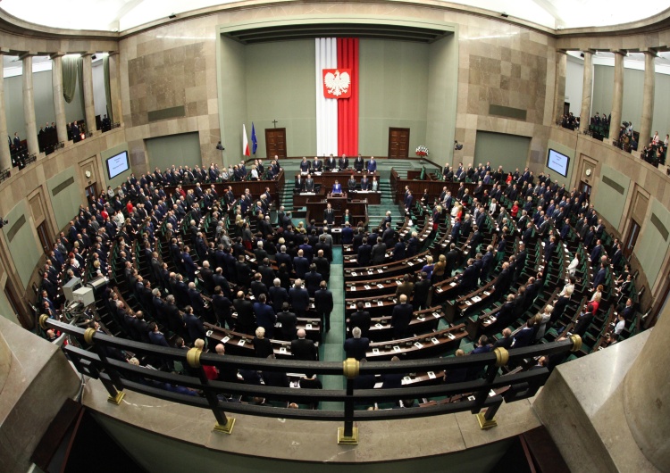 Sala Posiedzeń w Sejmie PiS zmieni regulamin Sejmu ws. stanu wyjątkowego?