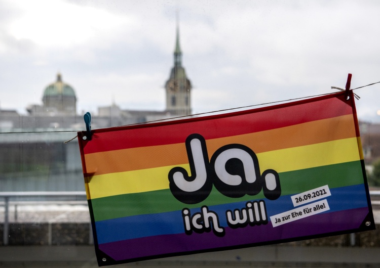  Szwajcarzy zdecydowali. „Małżeństwa homoseksualne” i adopcja dzieci przez pary tej samej płci będą legalne