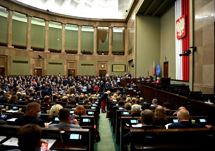  [SONDAŻ] Fotel lidera niezagrożony. W Sejmie znalazłoby się aż sześć ugrupowań