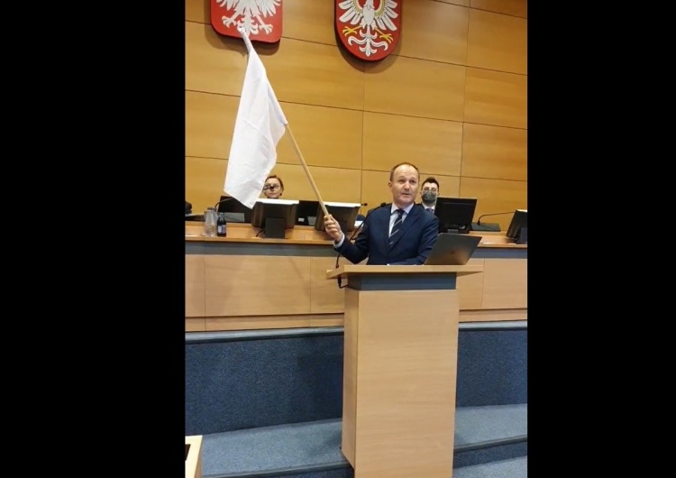 Biała flaga na sesji Sejmiku Małopolskiego. Czy poseł PO zniszczył flagę Polski?