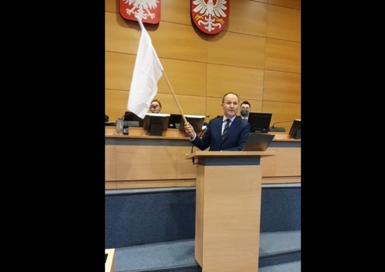  [video] Spięcie na sesji Sejmiku Małopolskiego ws. znieważenia polskiej flagi. Marszałek atakuje... przedstawicielkę Solidarnej Polski