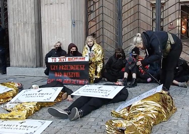  Protest przed ministerstwem edukacji. Część aktywistów… przykleiła się do ziemi