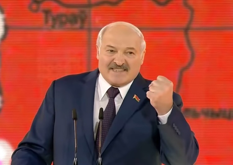 Białoruska straż graniczna przyznaje, że wydała migrantom mundury! Kuriozalne tłumaczenie