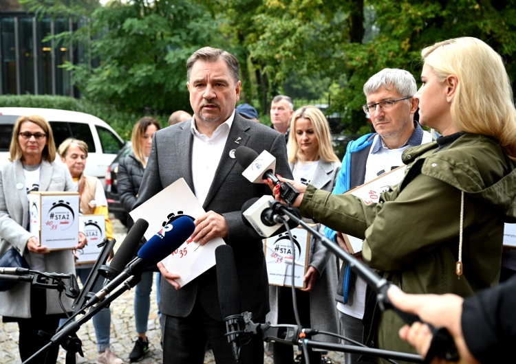  [Video i foto] Solidarność złożyła w Sejmie podpisy pod projektem ustawy #EmeryturaZaStaż