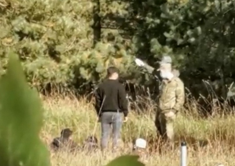  [video] Tak białoruscy pogranicznicy instruują migrantów jak przekroczyć nielegalnie granicę. SG publikuje nagranie