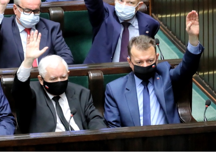 Błaszczak i Kaczyński przyłapani przez fotoreporterów w Sejmie. Co oglądali na tablecie? [FOTO]