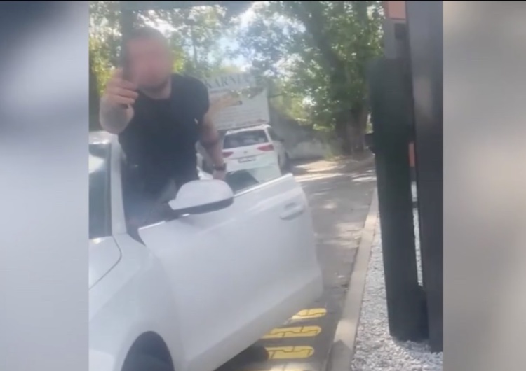 Szokujące sceny pod McDonaldem w Poznaniu. Kierowca groził bronią rowerzyście