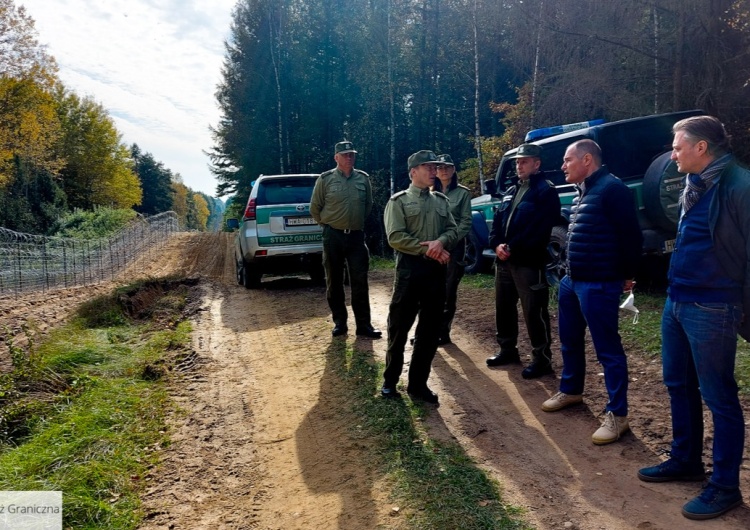 Wiceminister MSWiA i szef Agencji Frontex z wizytą granicy polsko-białoruskiej