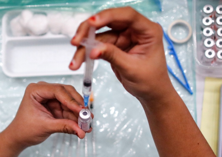  Szwecja wstrzymuje szczepienia Moderną dla osób urodzonych w 1991 roku i później. Podano powód