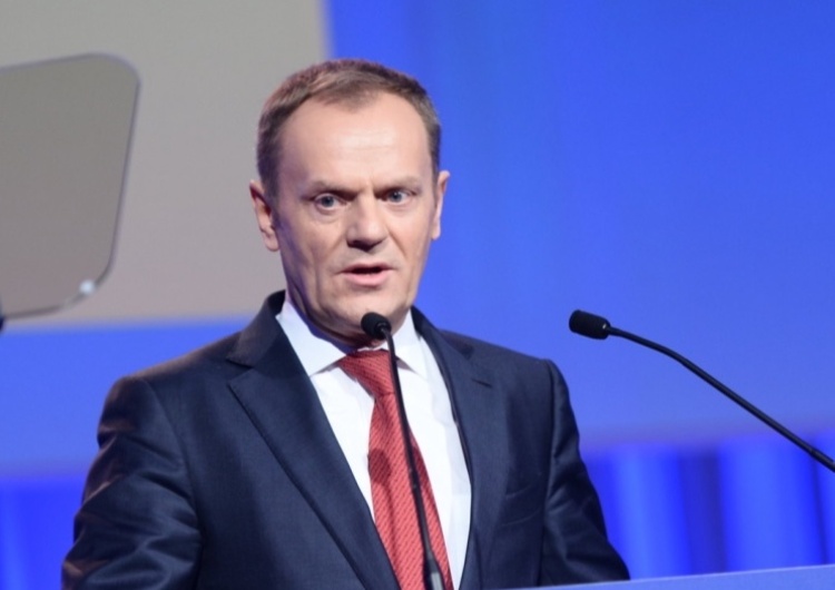 „Tylko razem możemy ich zatrzymać”. Tusk wzywa do protestów i podaje datę