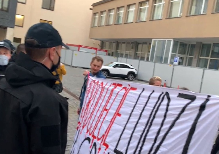  [video] To Obywatele RP wtargnęli na teren Sejmu i oblali wjazd farbą. 