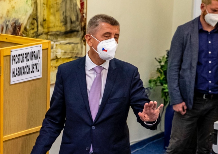  Czechy: Podliczono głosy z połowy komisji wyborczych. Na czele partia Babisza
