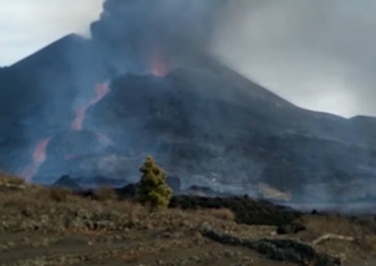 wybuch wulkanu na wyspie La Palma [VIDEO] Groza na wyspie La Palma. Rzeką lawy płyną bloki skały wielkości trzypiętrowego budynku