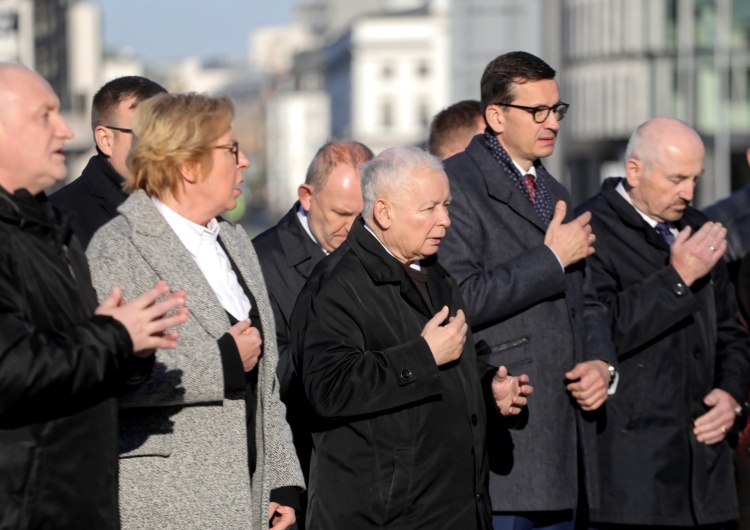  Warszawa: Politycy PiS uczcili pamięć ofiar katastrofy smoleńskiej