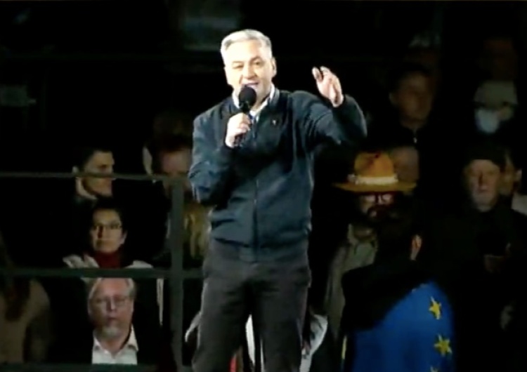  „Gdyby Lech Kaczyński żył, to wstydziłby się za swojego brata. Stałby tutaj z nami”. Szokujące słowa Biedronia [WIDEO]