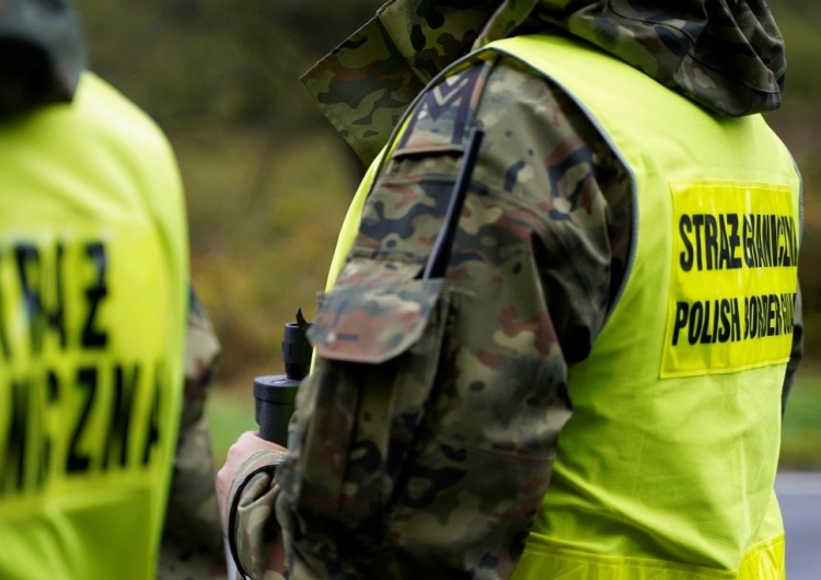 SG: Obywatel Niemiec wiózł 19 imigrantów kamperem