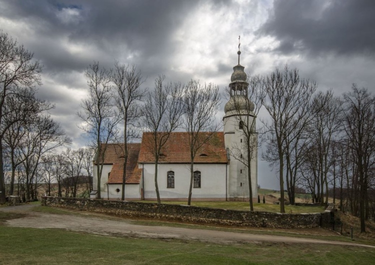 Kościół św. Marcina w Pomocnem Makabryczne odkrycie w Dolnośląskim. Znaleziono zwłoki księdza