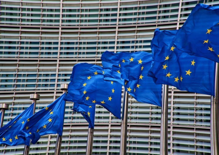 Holenderski parlament wzywa rząd do zablokowania wypłaty unijnych pieniędzy dla Polski