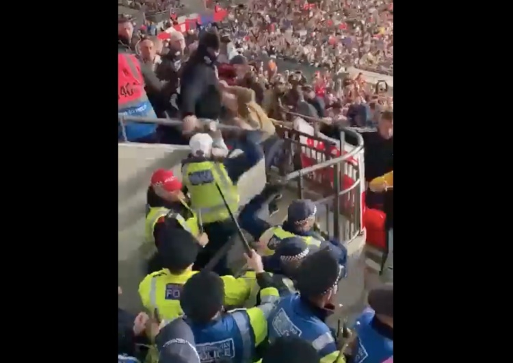  Szokujące sceny na Wembley. „Policjanci w pełnym odwrocie” [WIDEO]