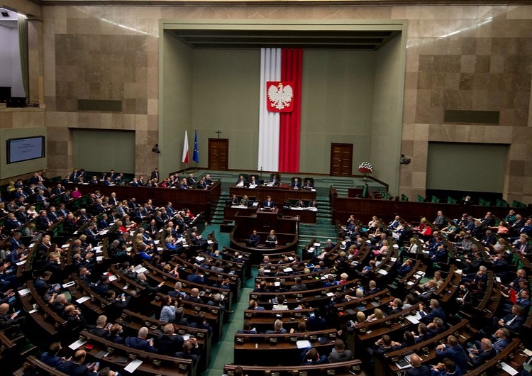  [SONDAŻ] PSL poza Sejmem, Lewica blisko progu wyborczego. Pięć partii w parlamencie