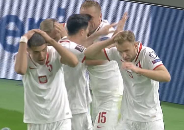  Polscy piłkarze obrzuceni butelkami przez Albańczyków. Mocny wpis Anity Włodarczyk hitem internetu