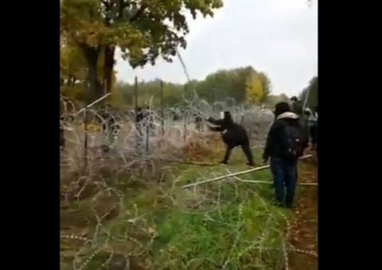  [video] Coraz goręcej na granicy. Migranci przy pomocą metalowych palików próbują forsować ogrodzenie