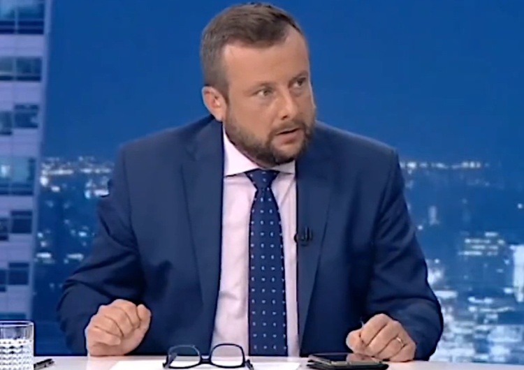 Arian Klarenbach [VIDEO] Poseł PO oskarżył Adriana Klarenbacha o kłamstwo. Za chwilę przepraszał. Awantura na antenie TVP Info