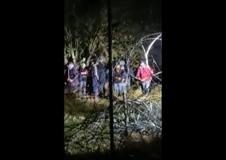  [video] 70-osobowa grupa usiłowała w nocy sforsować granicę. Nowe nagranie Straży Granicznej