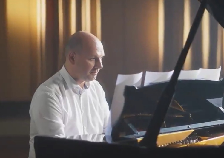  [VIDEO] Wiceszef MSZ gra na fortepianie i promuje Konkurs Chopinowski