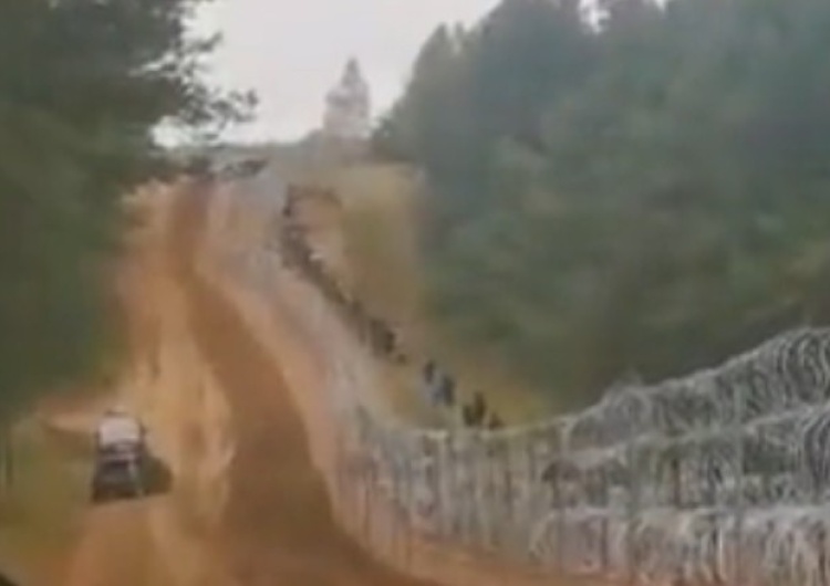 [VIDEO] Sznur nielegalnych migrantów na granicy z Polską? Straż Graniczna publikuje nagranie